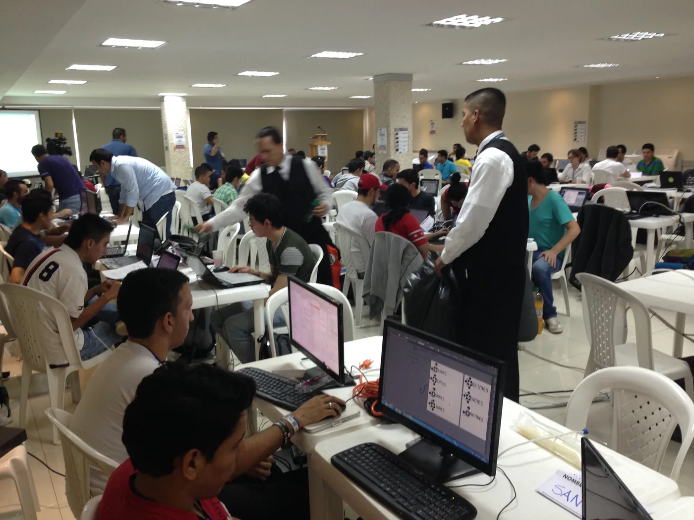 Los equipos trabajando en la sala durante la jornada del 29 de marzo